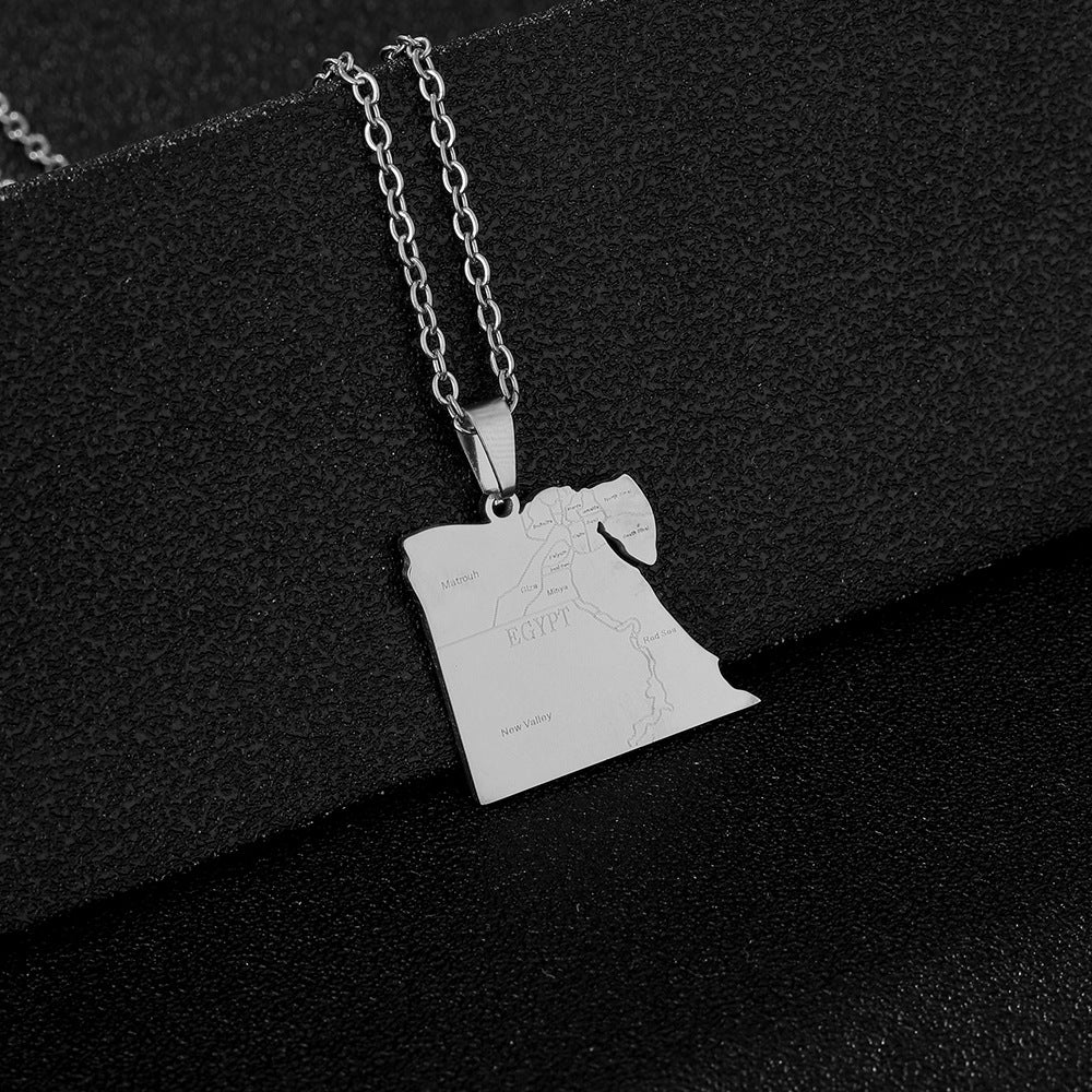 Collana con pendente etnico geometrico in acciaio inossidabile con ciondolo in acciaio al titanio e finitura placcata su catena a maglie ovali