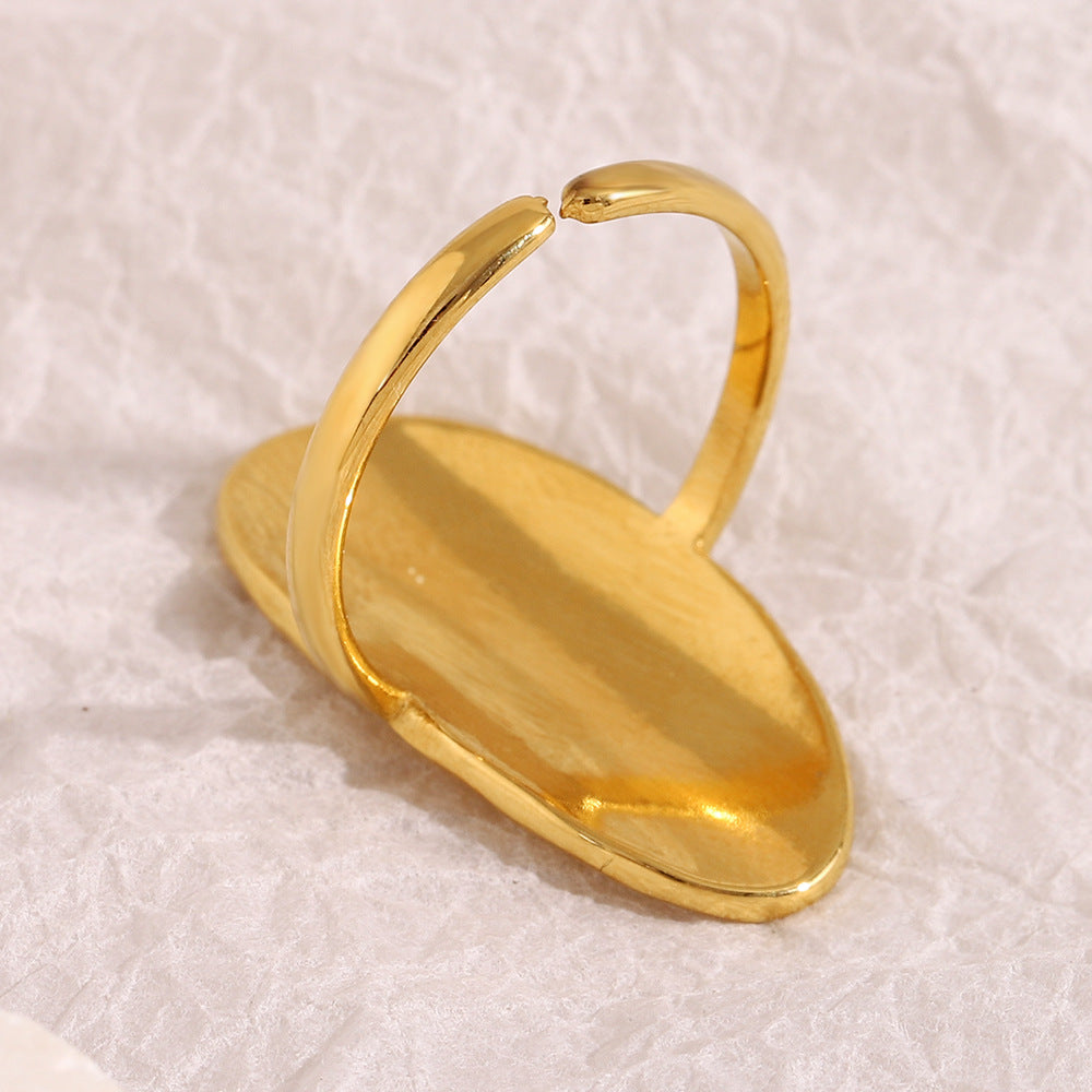 Anello ovale da donna in acciaio inossidabile placcato oro 18 carati con finitura martellata