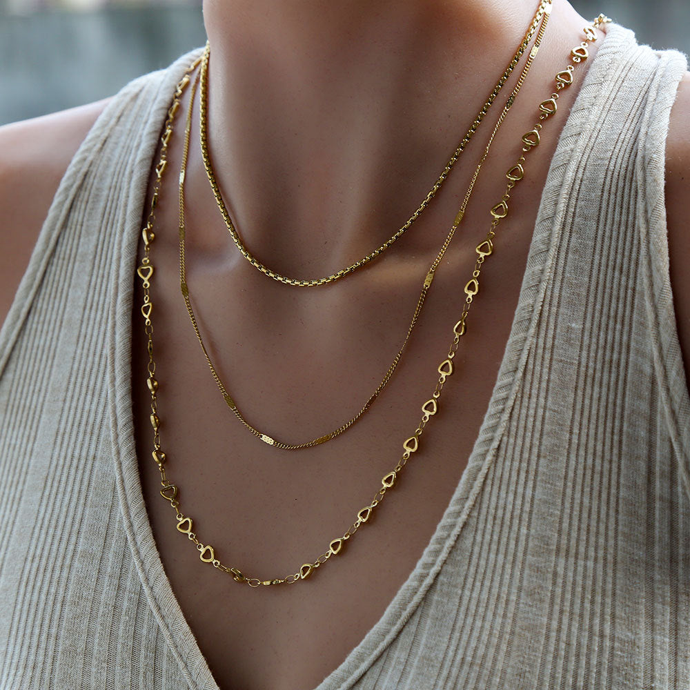 Collana con ciondolo a tre strati a forma di cuore minimalista da donna in acciaio al titanio placcato oro 18 carati
