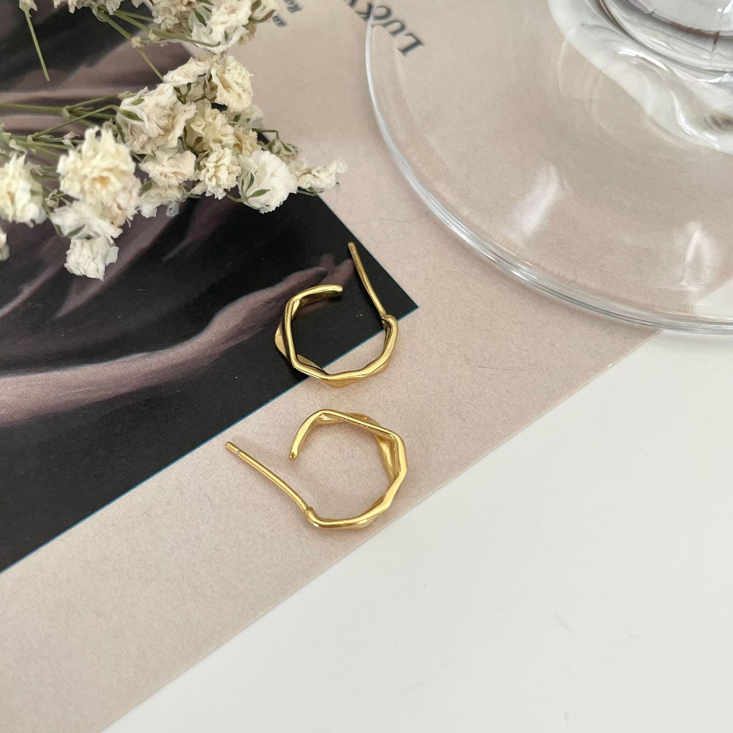 Orecchini a perno minimalisti a forma di goccia d'acqua in argento sterling 925 con intarsio in perle e texture a quadri