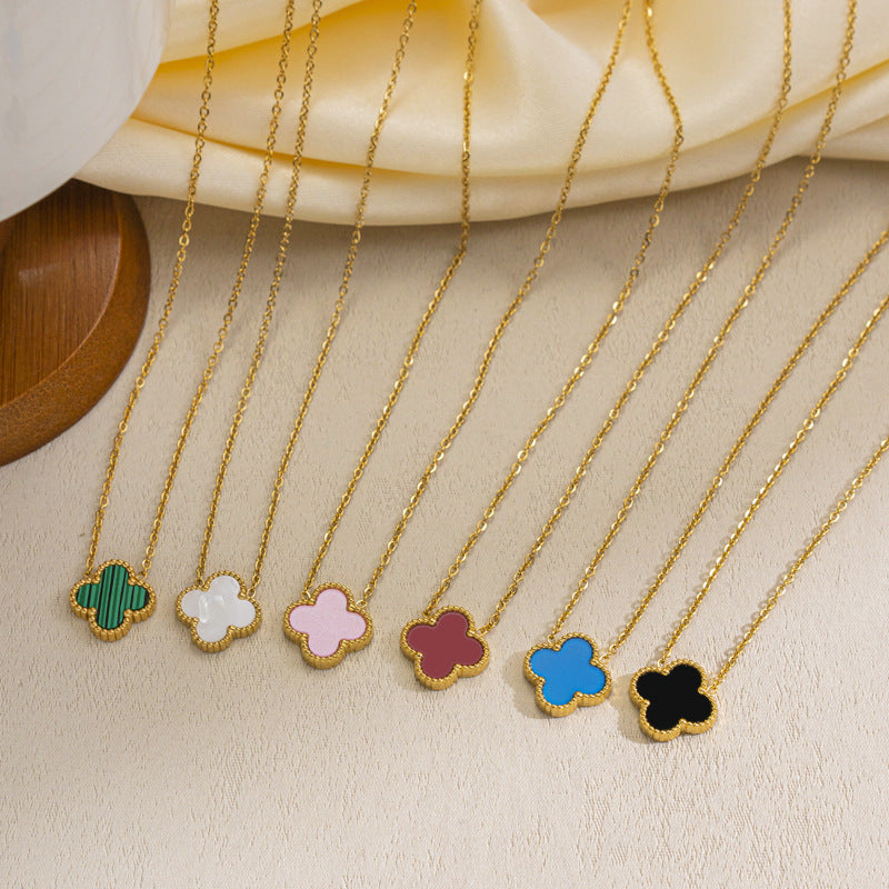Collana con ciondolo a quadrifoglio minimalista in acciaio al titanio con placcatura in oro 18 carati da donna