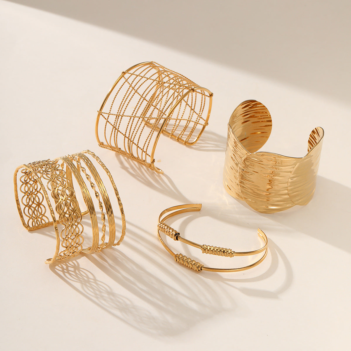 Bracciale Geometrico Intagliato in Acciaio al Titanio con Finitura Placcata, Gioiello di Moda Minimalista