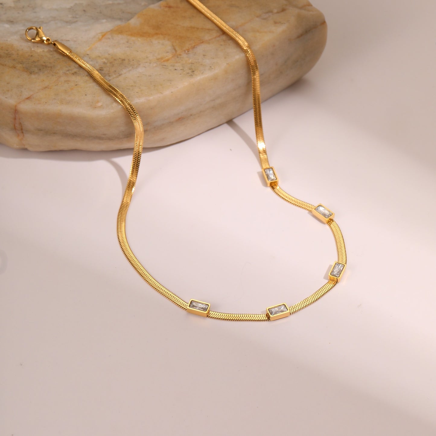 Collar Vintage Cuadrado Geométrico de Circonita en Acero Inoxidable con Acabado Chapado y Cadena Plana de Serpiente para Mujer