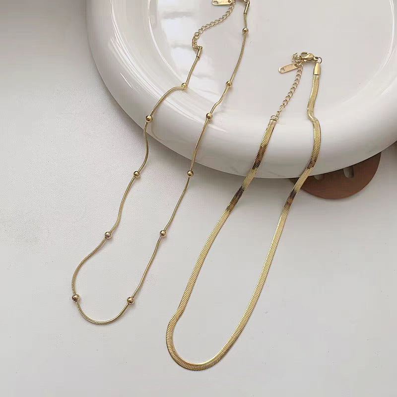 Juego de collar minimalista de doble capa con cadena de serpiente plana en acero de titanio con chapado en oro para mujer