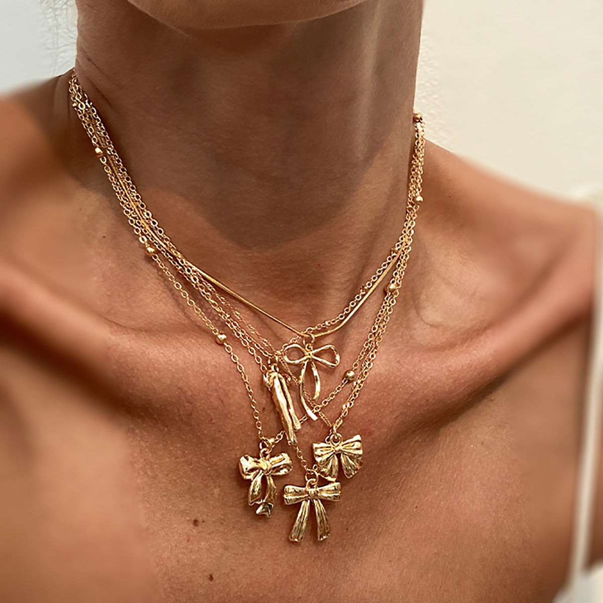 Minimalist Bow-Shaped Alloy Pendant Necklace for Women with Plated Finish and Snake Chain Design
