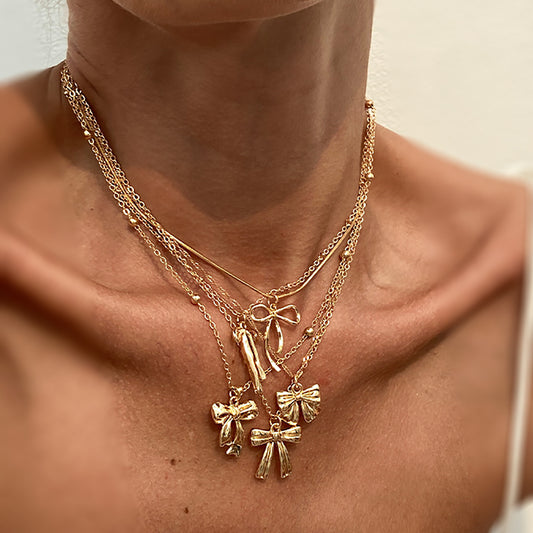 Collar con colgante de aleación minimalista en forma de lazo para mujer con acabado chapado y diseño de cadena de serpiente