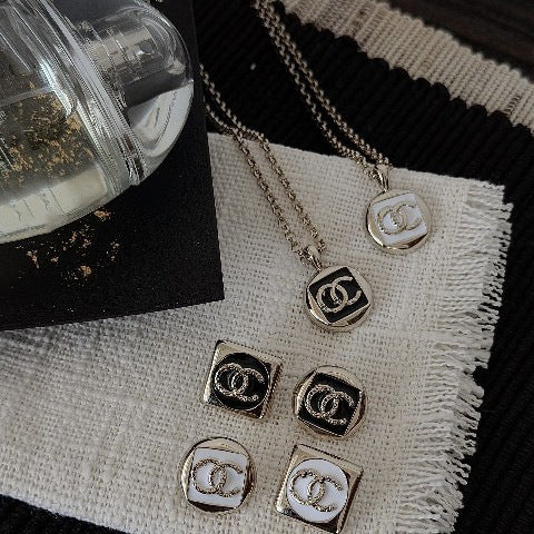 Collar de latón bañado en oro con letras esmaltadas de lujo para mujer