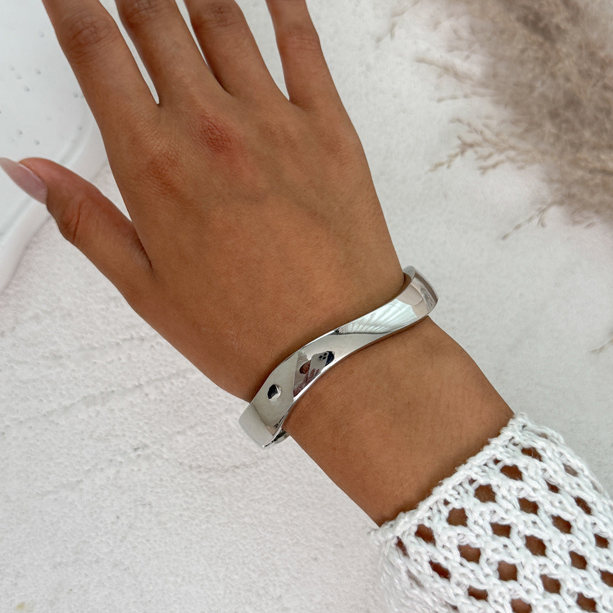 Pulsera minimalista geométrica de aleación para mujer con textura líquida martillada y acabado pulido chapado