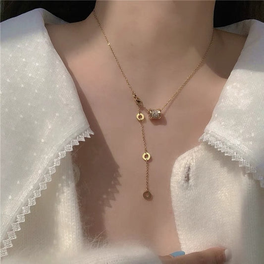 Collar Minimalista de Acero de Titanio con Números Romanos en Forma de Cintura y Baño de Oro para Mujer