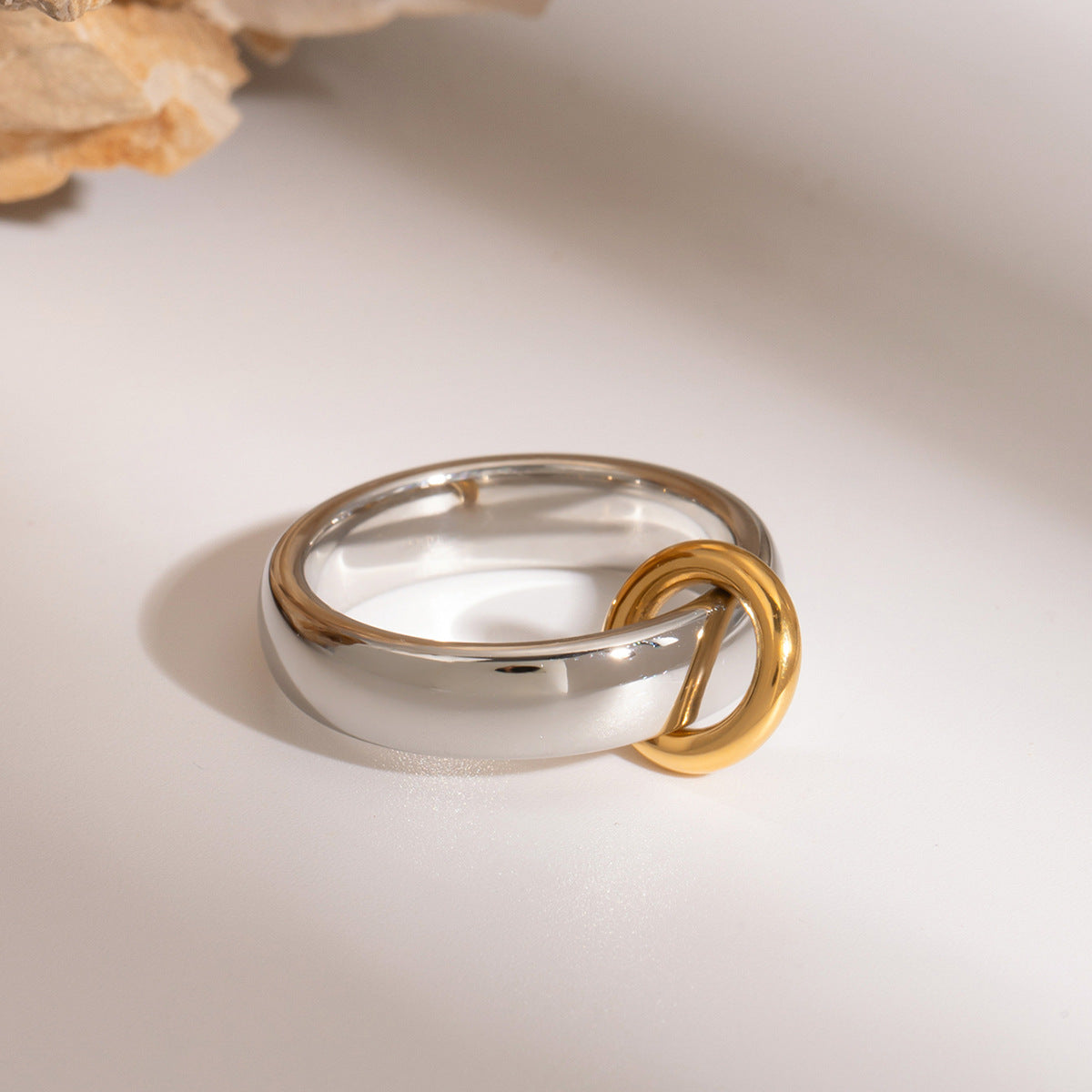 Anello Geometrico in Acciaio Inossidabile con Finitura Placcata per Donne, Gioielli in Acciaio al Titanio alla Moda e Resistenti all'Ossidazione