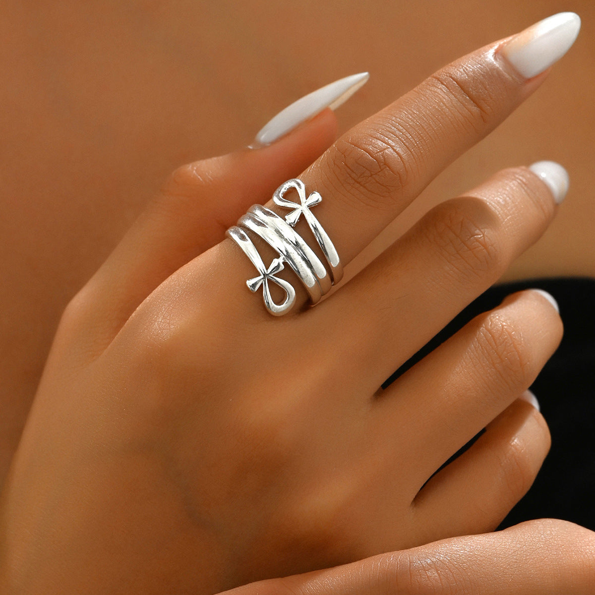 Anillo Minimalista con Nudo Geométrico en Aleación de Zinc con Acabado Chapado para Mujer