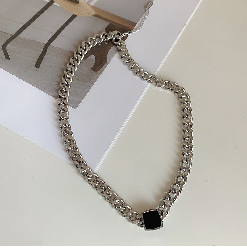 Collana a maglie cubane in acciaio al titanio, con design geometrico audace, per uomo e donna, con pendente a lucchetto nero a lunghezza regolabile