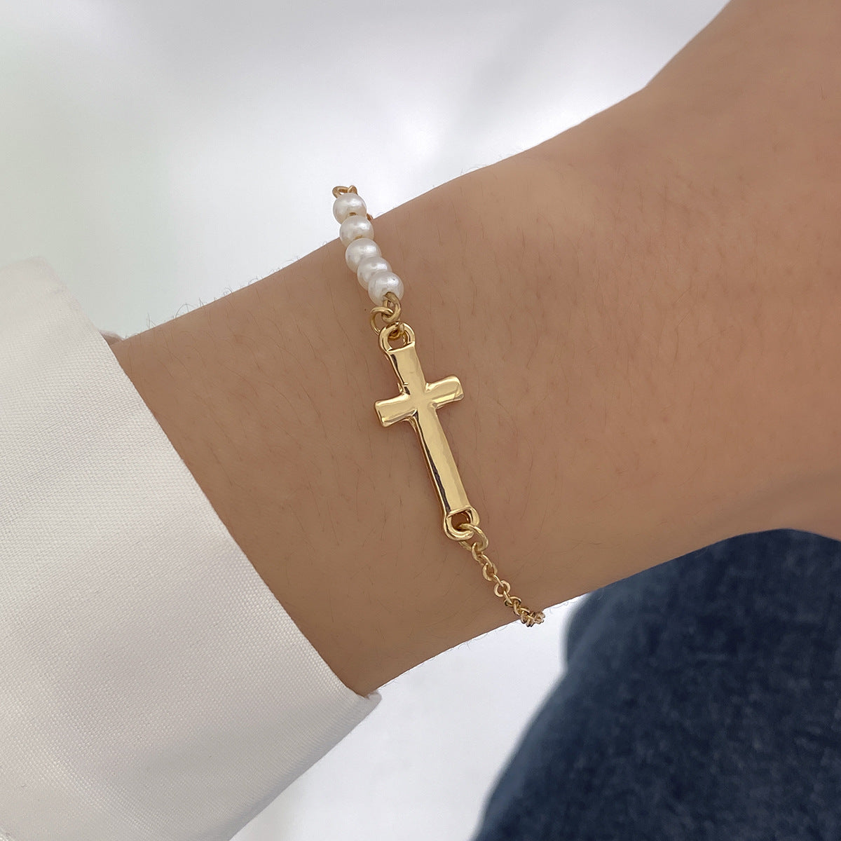 Pulsera de aleación con colgante de cruz geométrica minimalista para mujer, con acabado chapado y detalle de borla