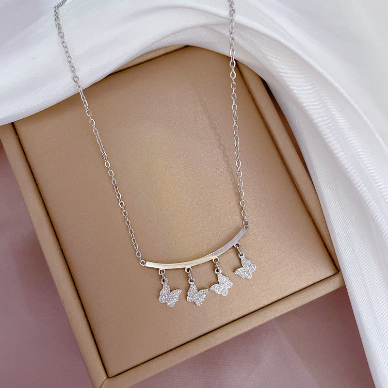 Collar Minimalista de Acero de Titanio con Colgante de Mariposa para Mujer, con Acabado de Lámina Dorada y Delicada Cadena con Cierre.