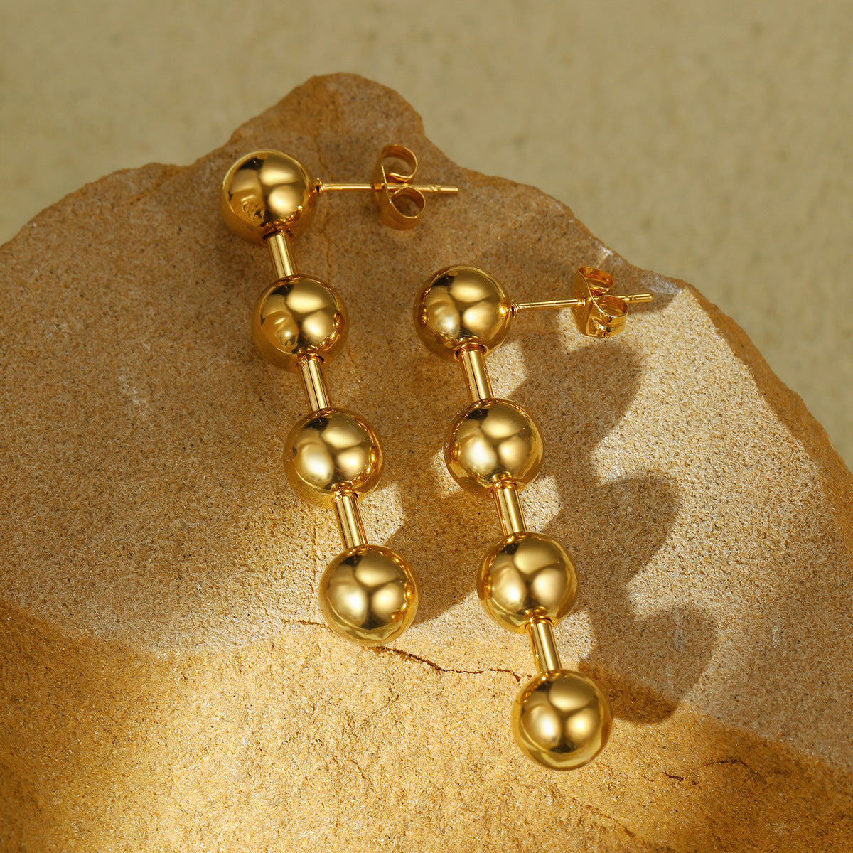 Pendientes redondos minimalistas de acero inoxidable para mujer con acabado chapado y diseño geométrico de puntos y líneas