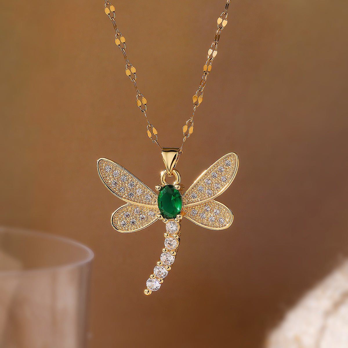 Collana pendente a libellula minimalista da donna in rame con placcatura in oro vero e intarsio di zirconi