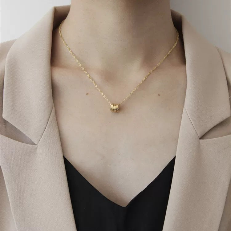 Collana Minimalista Geometrica a Tre Anelli per Clavicole in Acciaio al Titanio con Finitura Placcata da Donna