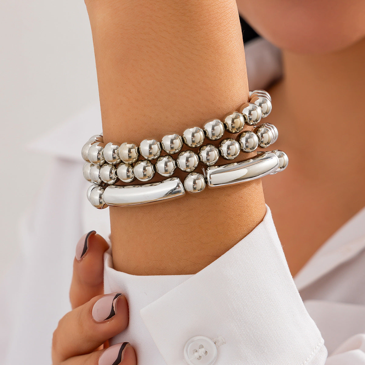 Pulsera elástica minimalista para mujer con perla de imitación en forma de corazón y acabado chapado, ideal para combinar con otras joyas