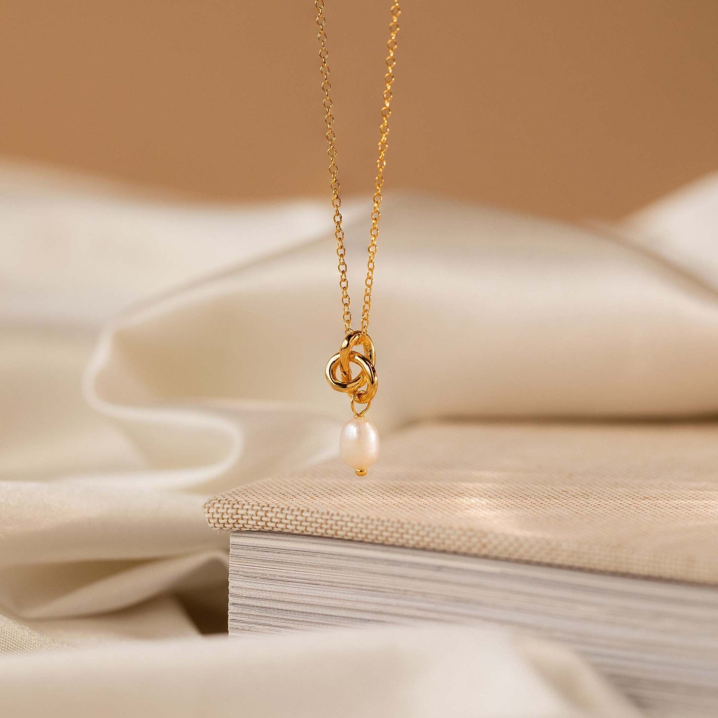 Minimalist Round Pearl Necklace with Titanium Steel Chain and 18K Gold Plating for Women and Men