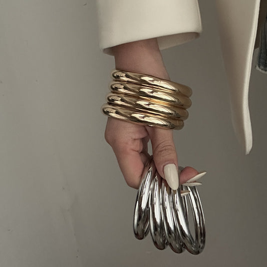 Pulsera Curva Lisa de Aleación de Zinc Chapada con Geometría Minimalista
