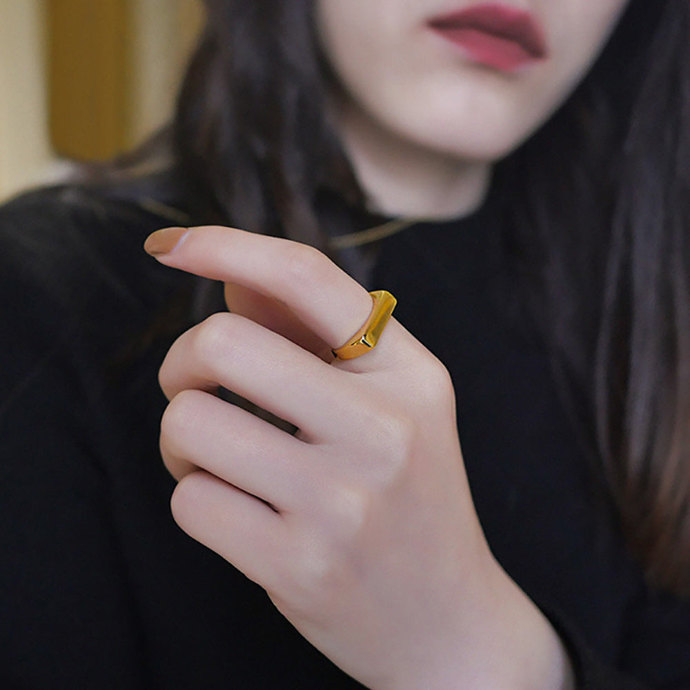 Anillo minimalista geométrico plano de acero titanio para mujer con baño de oro de 18K