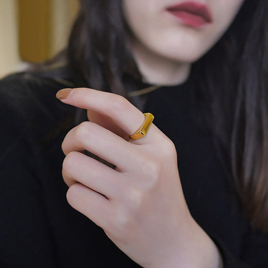 Anillo minimalista geométrico plano de acero titanio para mujer con baño de oro de 18K