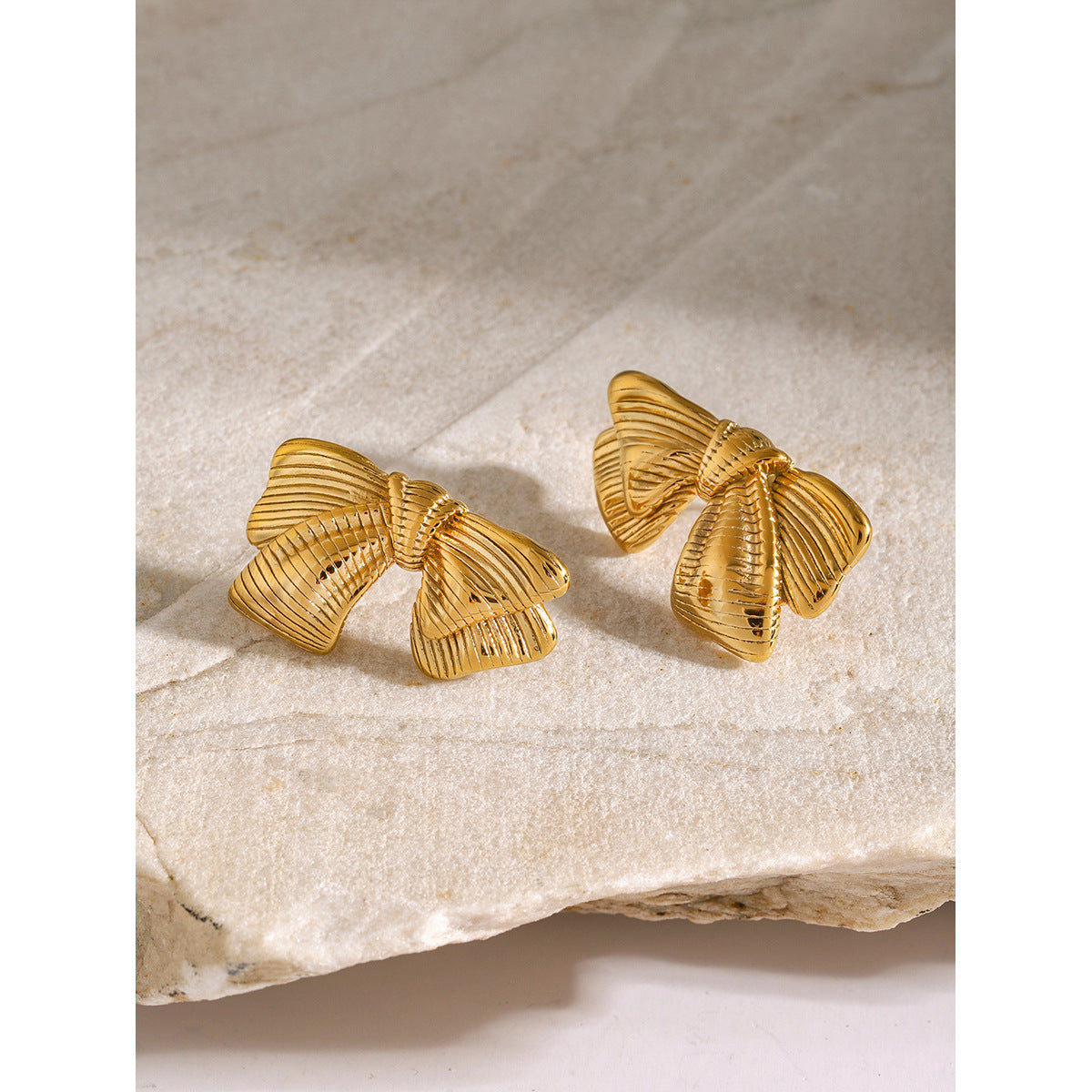 Pendientes de tuerca de lazo de acero inoxidable chapados en oro de 18 quilates de moda para mujer