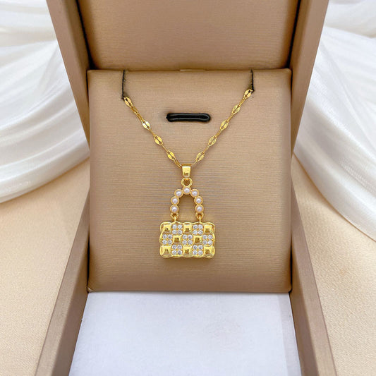 Collar con colgante de bolso minimalista geométrico con perlas para mujer, con cadena de acero de titanio y detalles de diamantes de imitación