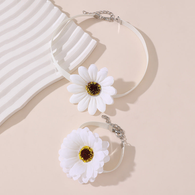 Collar Minimalista de Resina con Forma de Lazo para Niñas con Acabado Pulido y Cadena de Cuentas