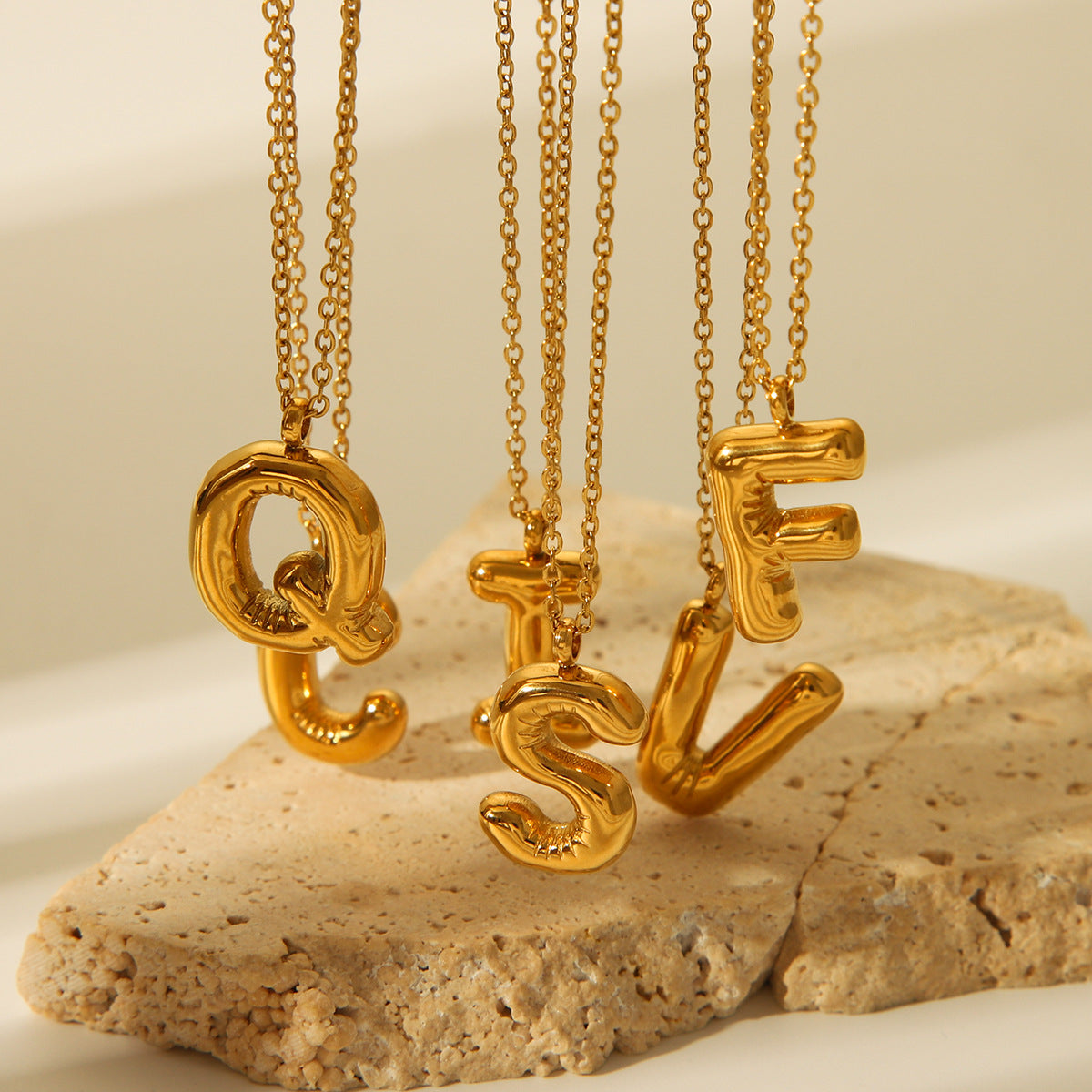 Collana con ciondolo a bolla in acciaio al titanio con finitura galvanica per donna, catena in acciaio inossidabile con ciondolo minimalista alla moda con alfabeto