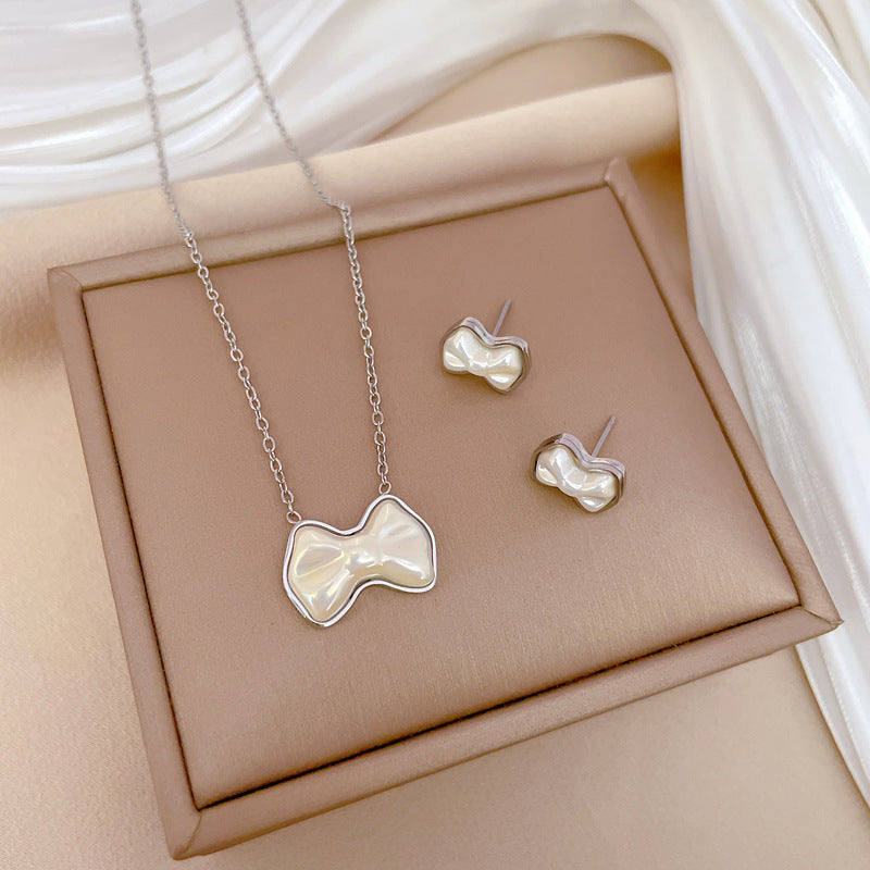 Collar minimalista con colgante de perlas con nudo de mariposa para mujer en acero de titanio con chapado en oro y delicada cadena de clavícula