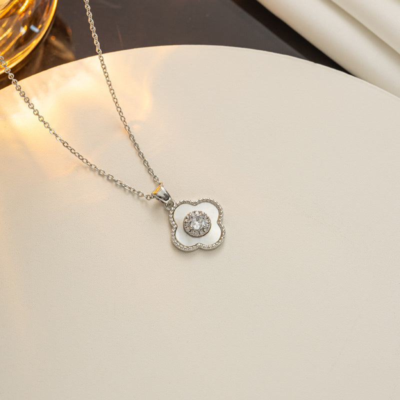 Elegante Collana Pendente da Donna a Quattro Foglie in Acciaio al Titanio con Intarsio di Strass e Finitura Lucida su Catena Ondulata