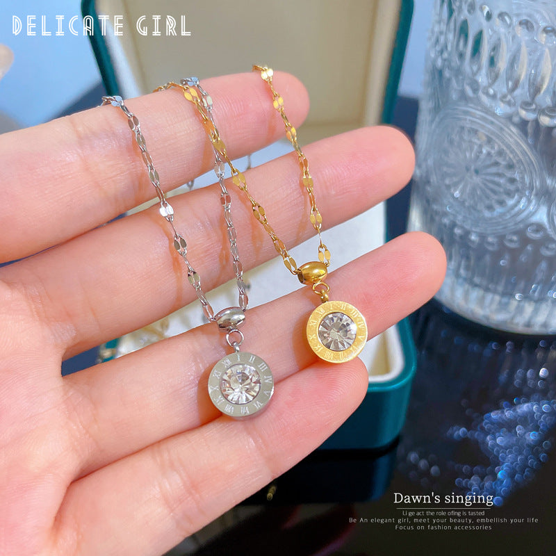 Collar de Acero Inoxidable Chapado en Oro con Circonitas Geométricas y Acento Floral para Mujer