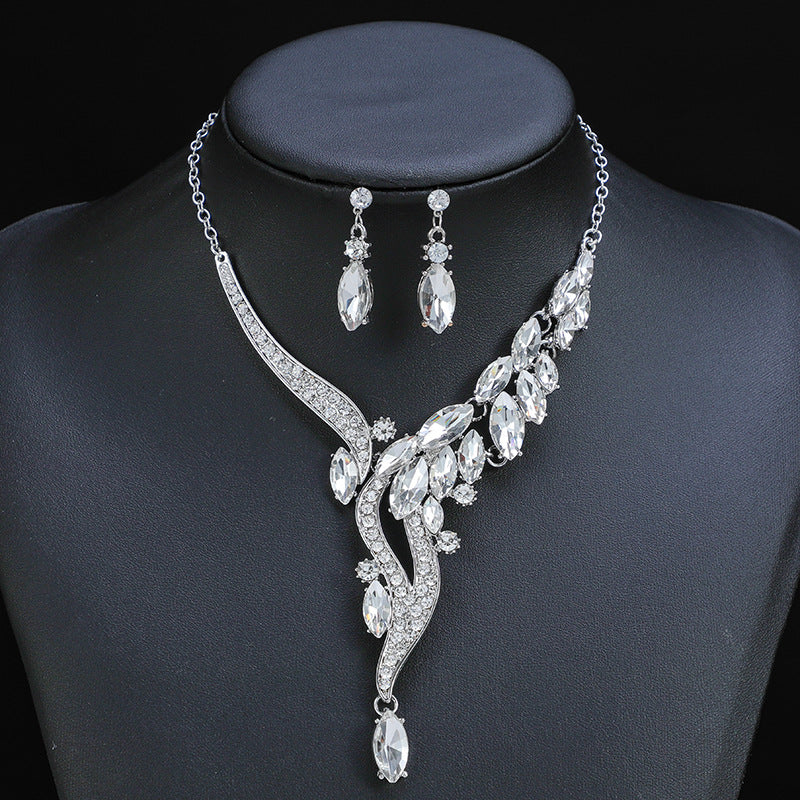 Vintage Leaf-Shaped Alloy Necklace Set with Rhinestone Accents and Gold Plated O-Chain for Women