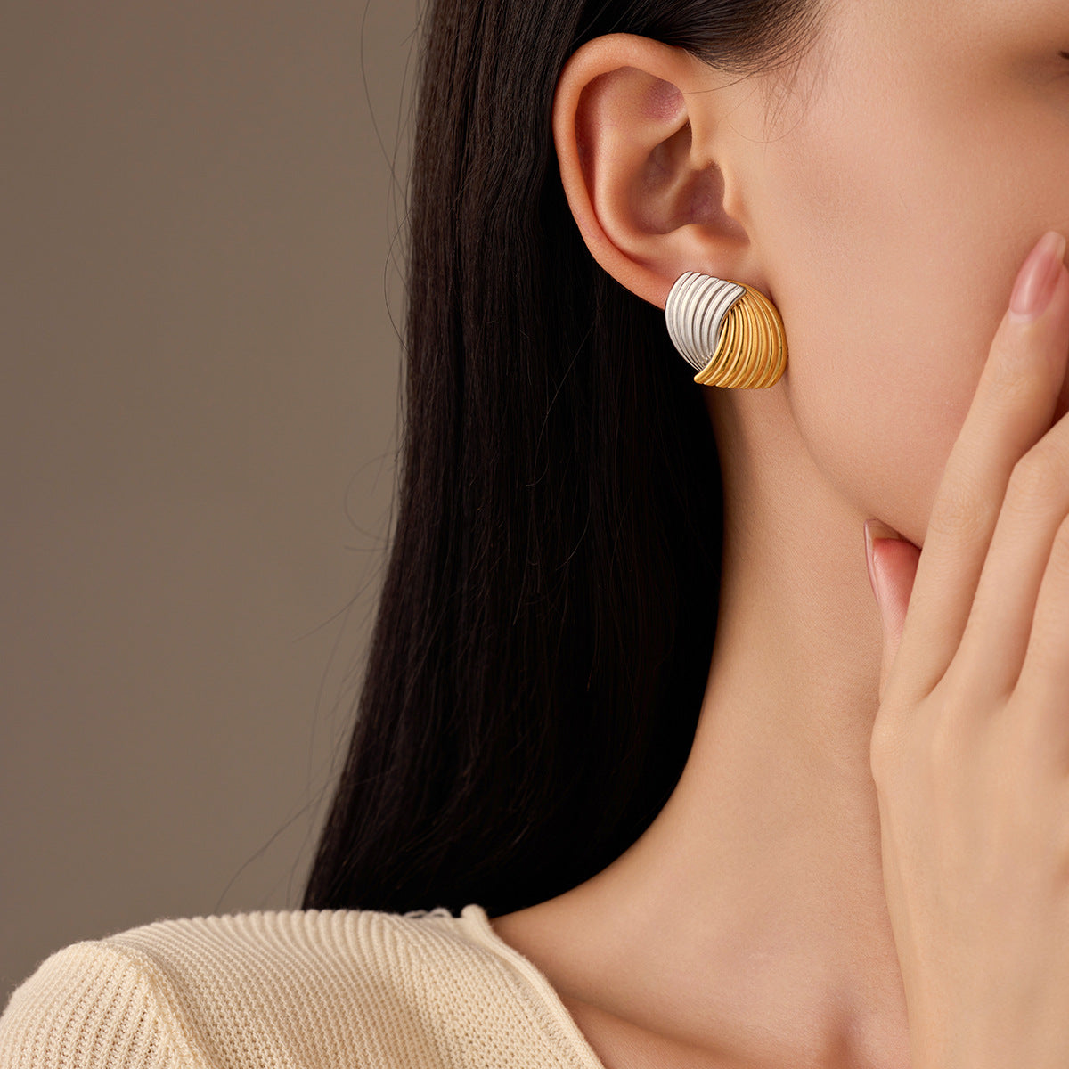 Pendientes geométricos de acero inoxidable de moda con chapado en oro de 18 quilates y textura a rayas para mujer