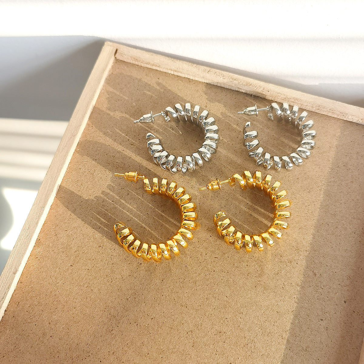 Pendientes de aro geométricos de aleación, dulces y atrevidos, con diseño de muelle en forma de C y detalle espiral hueco