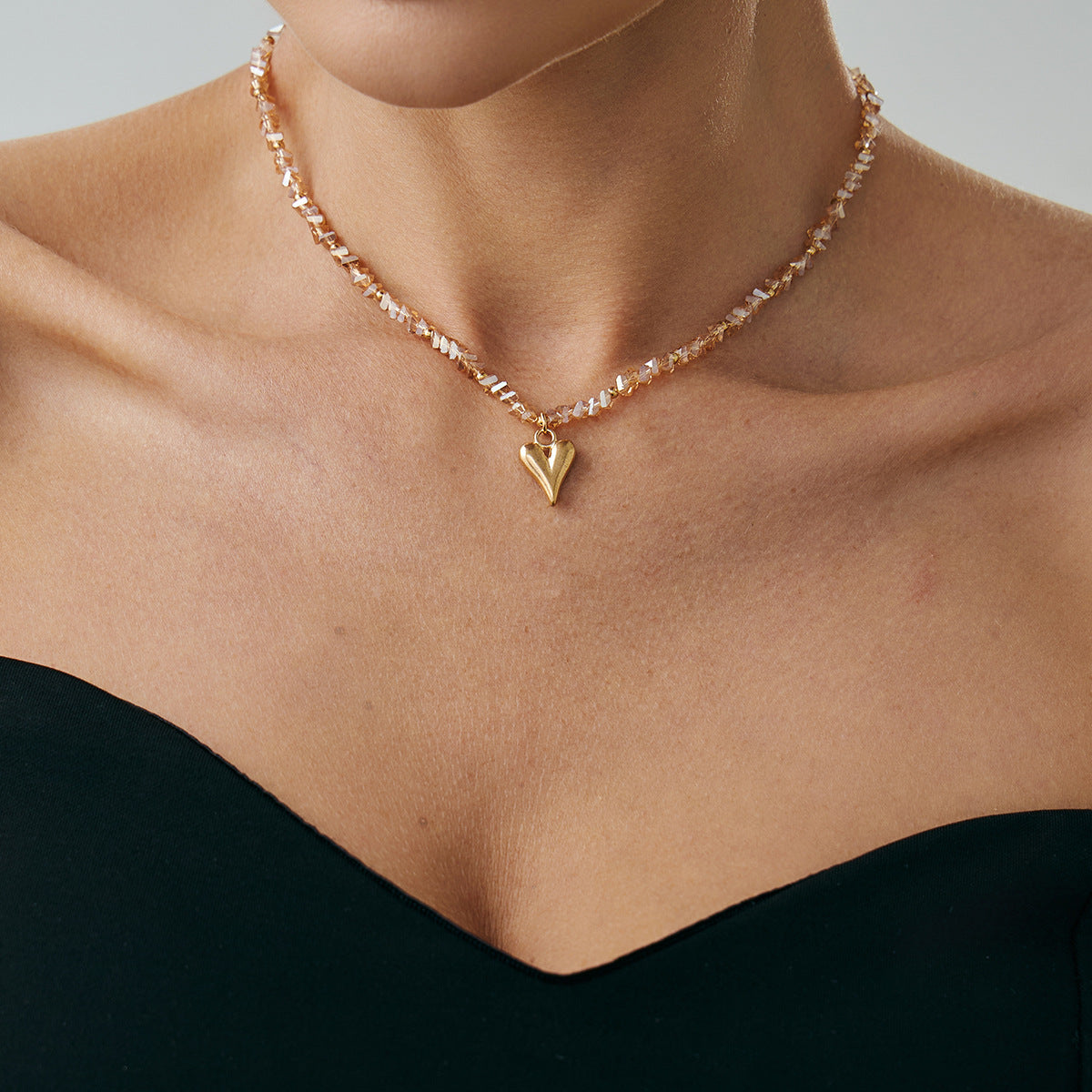 Collana Minimalista con Ciondolo a Cuore in Lega, con Strass Intarsiati e Design Irregolare