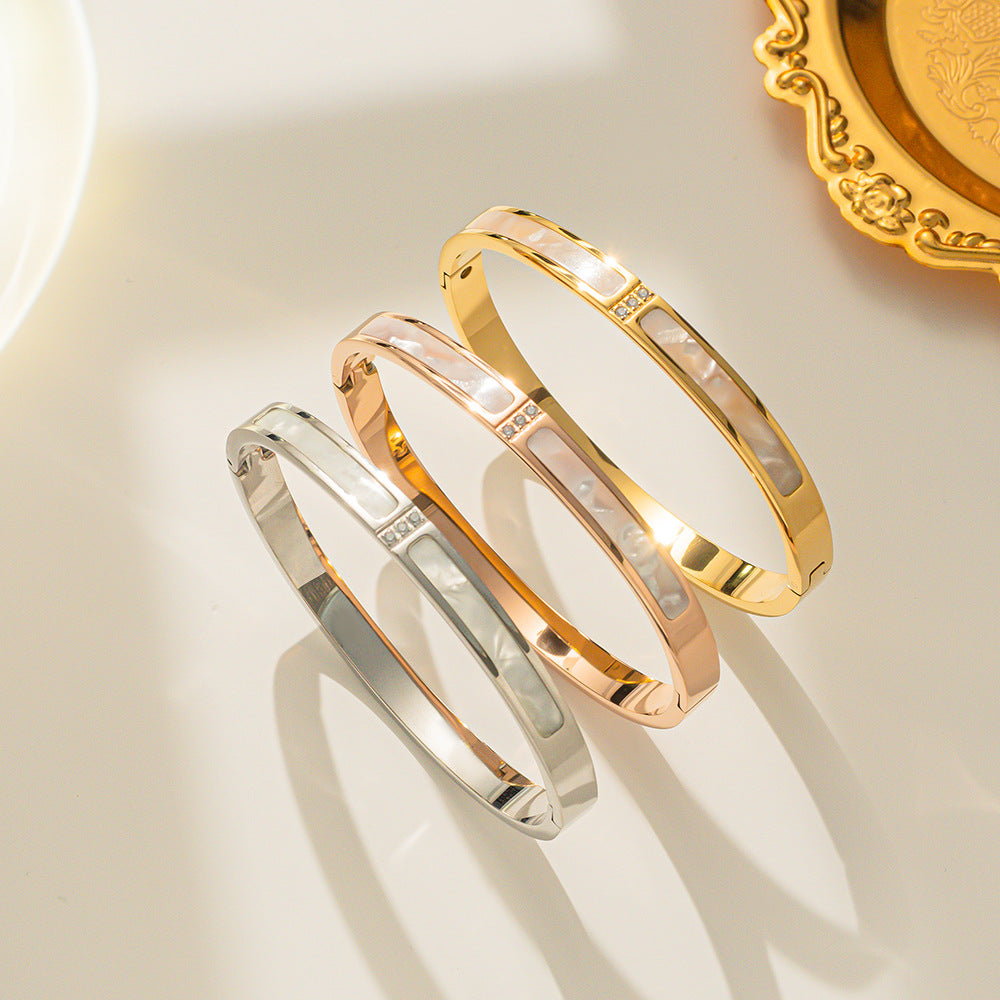 Bracciale Minimalista in Acciaio al Titanio Placcato Oro Rosa con Intarsi in Madreperla Bianca e Tre Strass