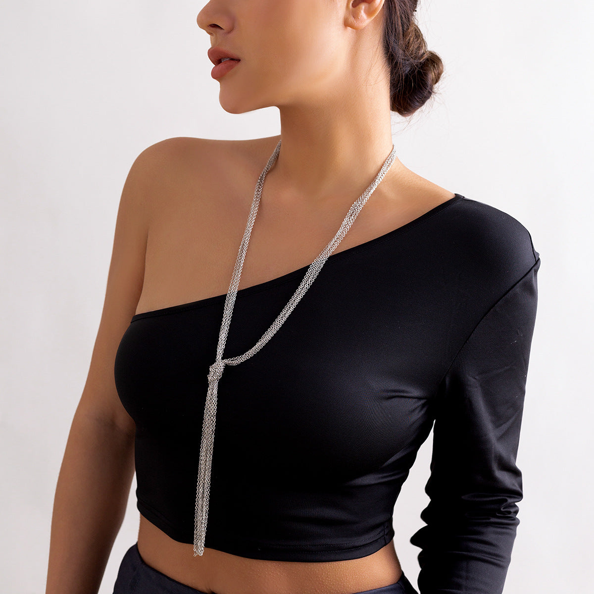 Collar colgante geométrico minimalista de cobre con acabado galvanizado y cadena cruzada anudada para mujer