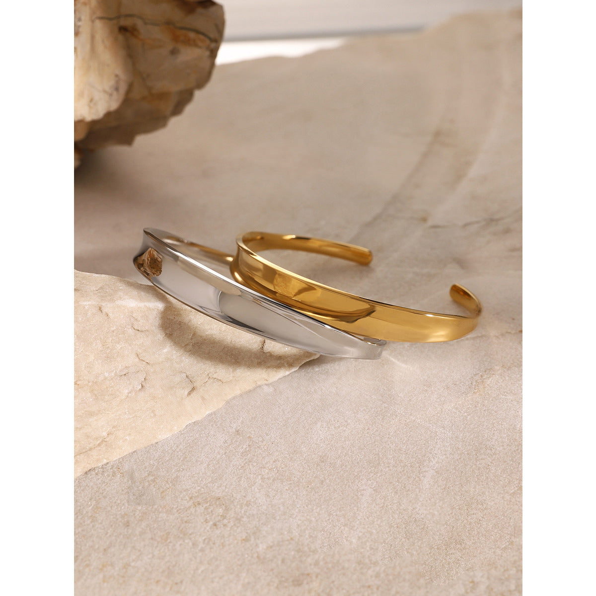 Bracciale a Polsino Minimalista in Acciaio al Titanio con Finitura Superficiale Concava e Convessa Placcato Oro 18K da Donna