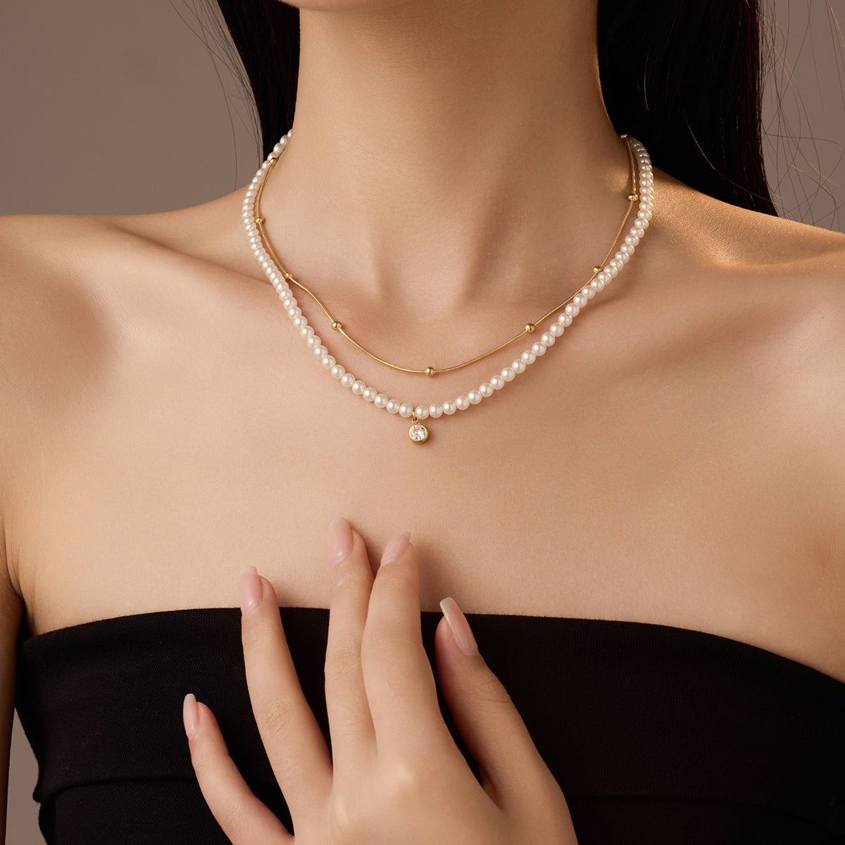 Collar de doble cadena de acero inoxidable chapado en oro de 18 quilates con perla y circonita para mujer