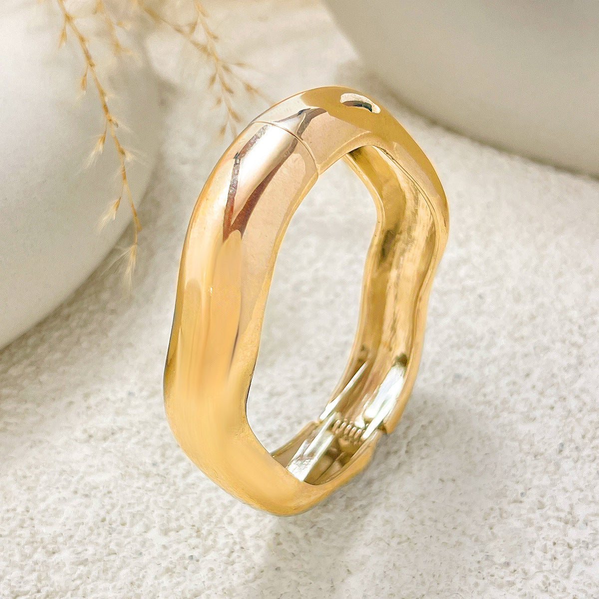 Pulsera de metal ancha ondulada irregular exagerada con diseño de muelle pulido y líneas geométricas
