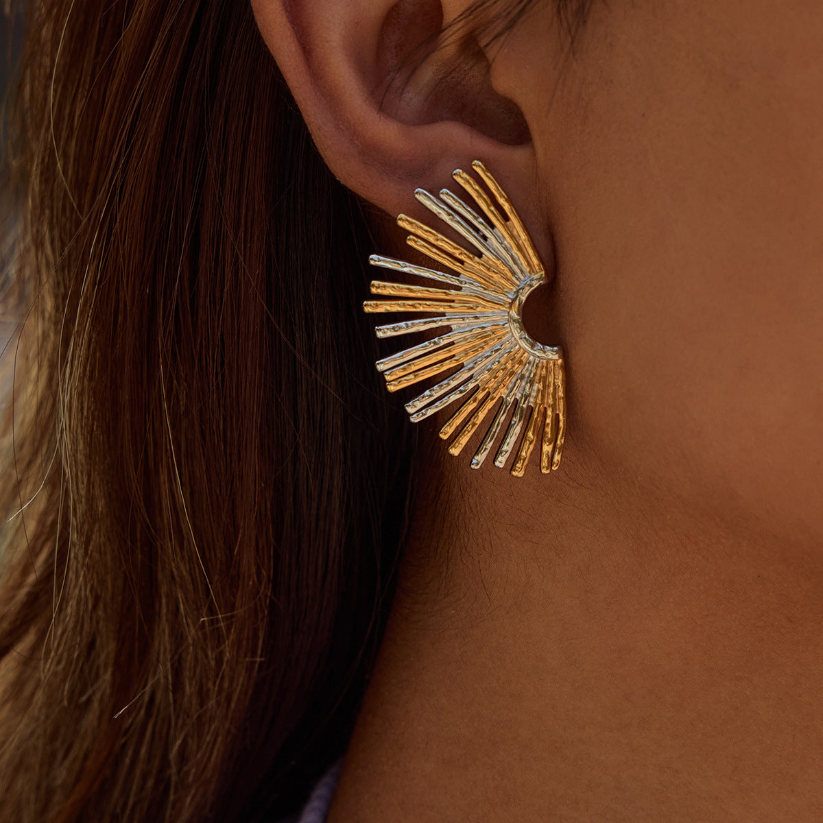 Pendientes minimalistas de acero inoxidable con forma de girasol, incrustaciones de diamantes de imitación, postes hipoalergénicos de acero de titanio, acabado chapado antideslustre