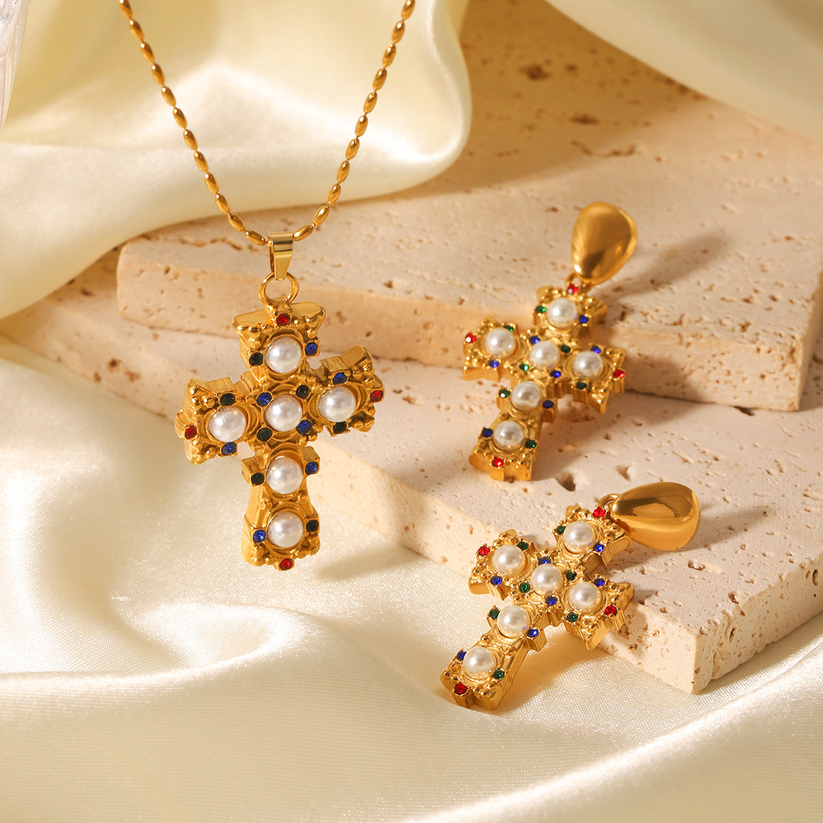 Collana con Pendente a Croce Stile Vintage in Acciaio Inossidabile con Intarsio di Perle e Placcatura in Oro 18K da Donna