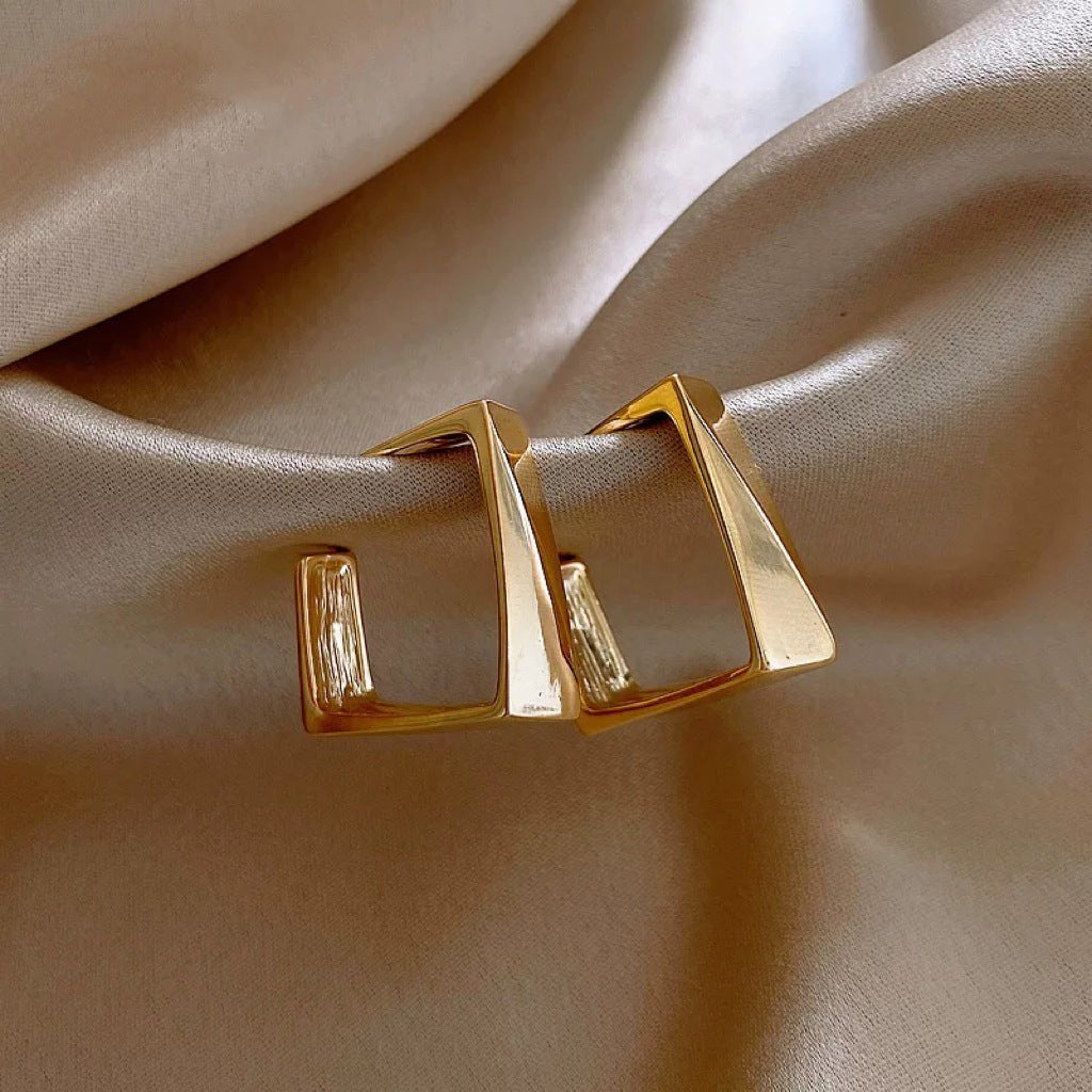 Orecchini a farfalla geometrici chic con perle d'acqua dolce e intarsio di zirconi su perni in argento sterling 925