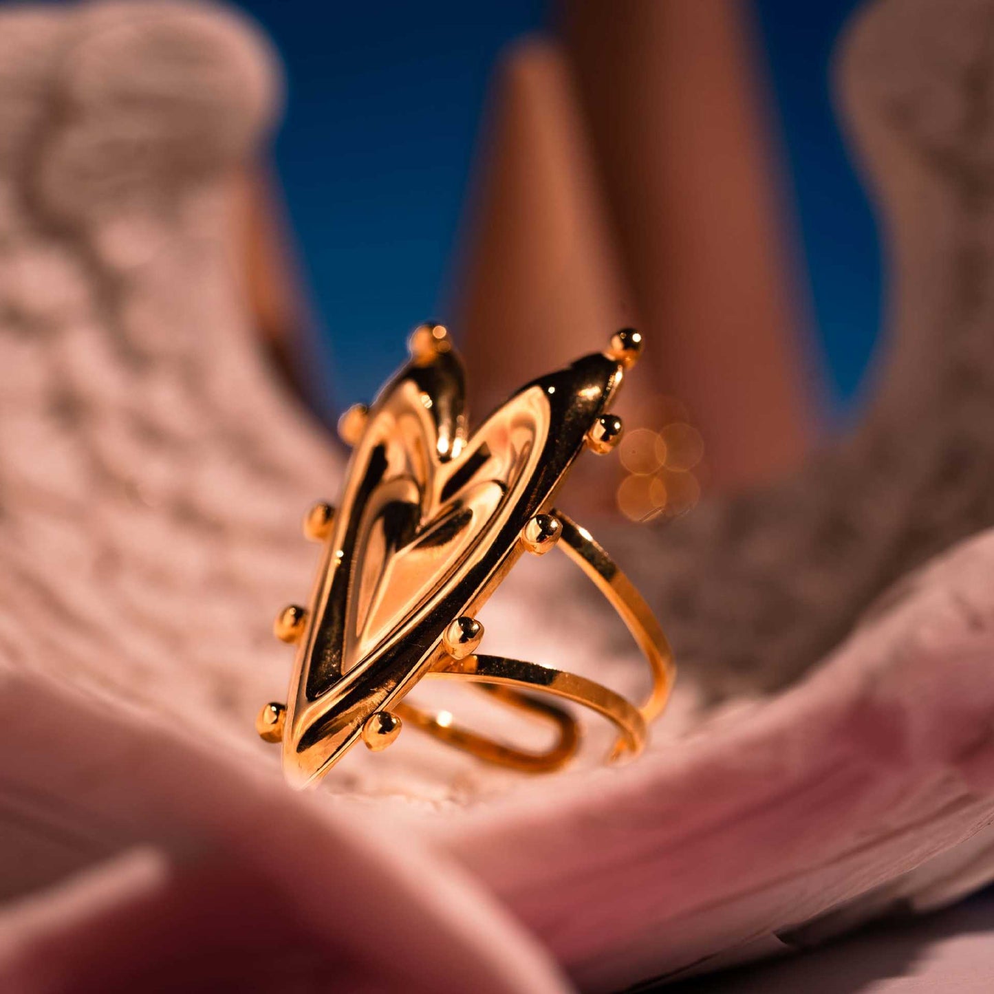 Anillo de lujo minimalista de titanio en forma de corazón con acabado chapado para mujer