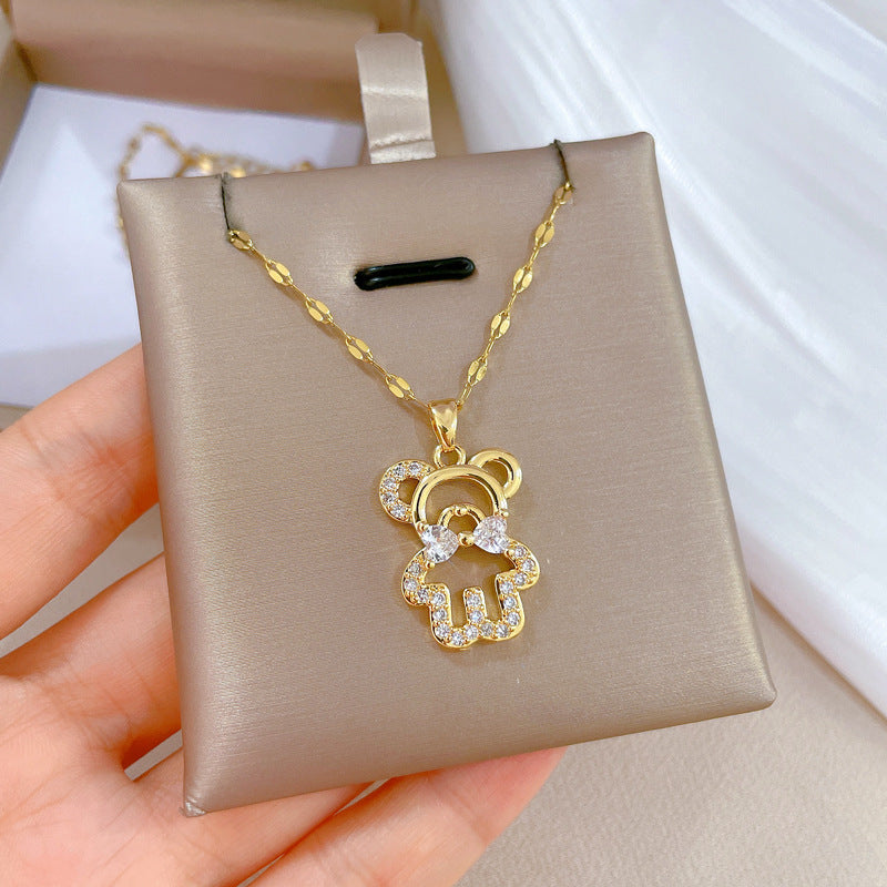Collana con ciondolo a orso geometrico in acciaio al titanio di lusso con dettagli in strass da donna, catena clavicola delicata