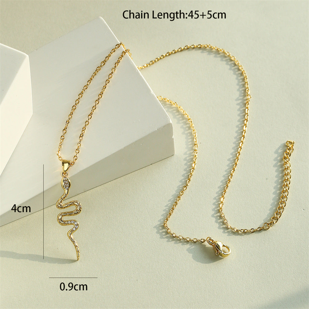 Collana con Ciondolo a Forma di Serpente Minimalista da Donna in Rame con Zirconi Micro-Incastonati e Placcatura in Oro 18K