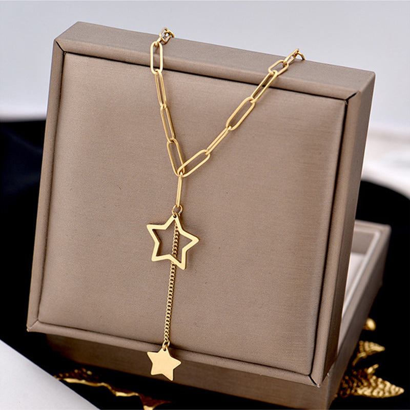 Collar minimalista con colgante de estrella hueca de cinco puntas con flecos en acero titanio con baño para mujer