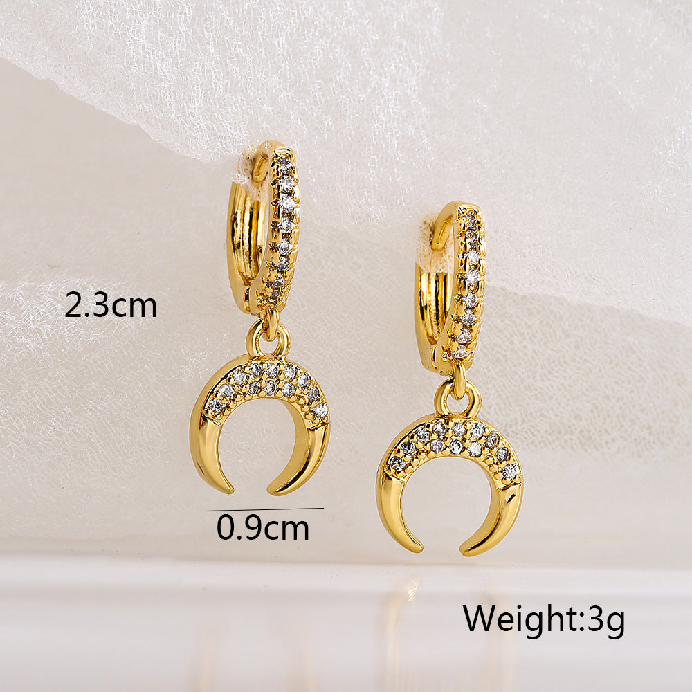 Orecchini a pendente con mezzaluna minimalista alla moda da donna con base in rame placcata in oro 18 carati e intarsio di zirconi